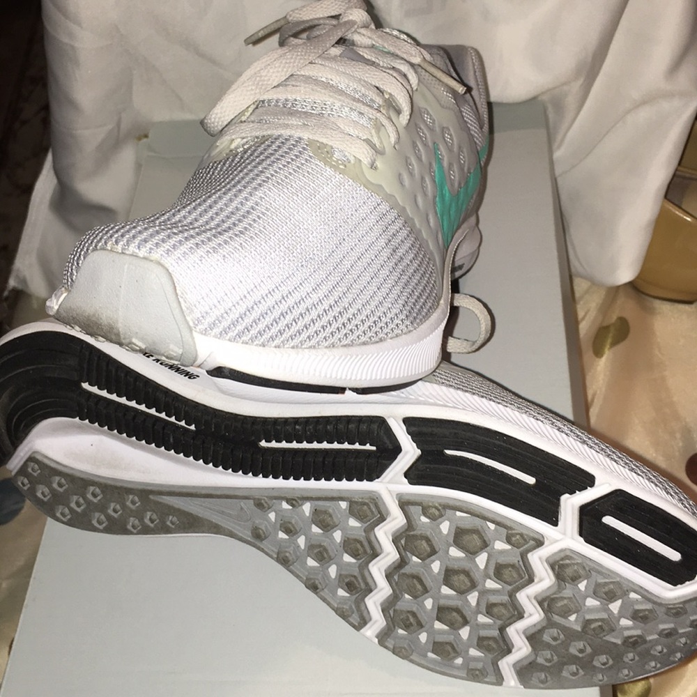 Nike - Picture 3 of 5